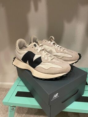 New Balance women’s 327 Cream and Black Sneakers sz 7